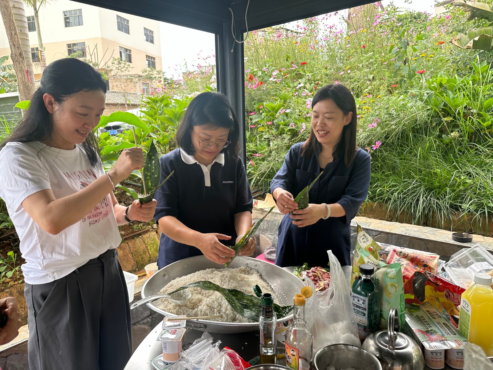 粽香传情,童趣端午 ——文山州融资担保公司开展2026年六一端午亲子游园活动
